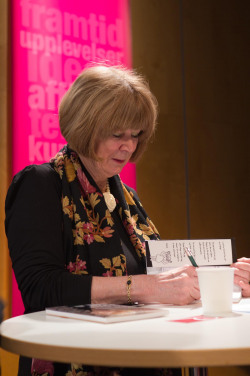 Astrid Boisen signerar