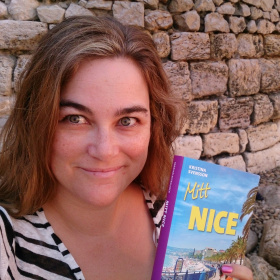 Kristina Svensson med boken Mitt Nice