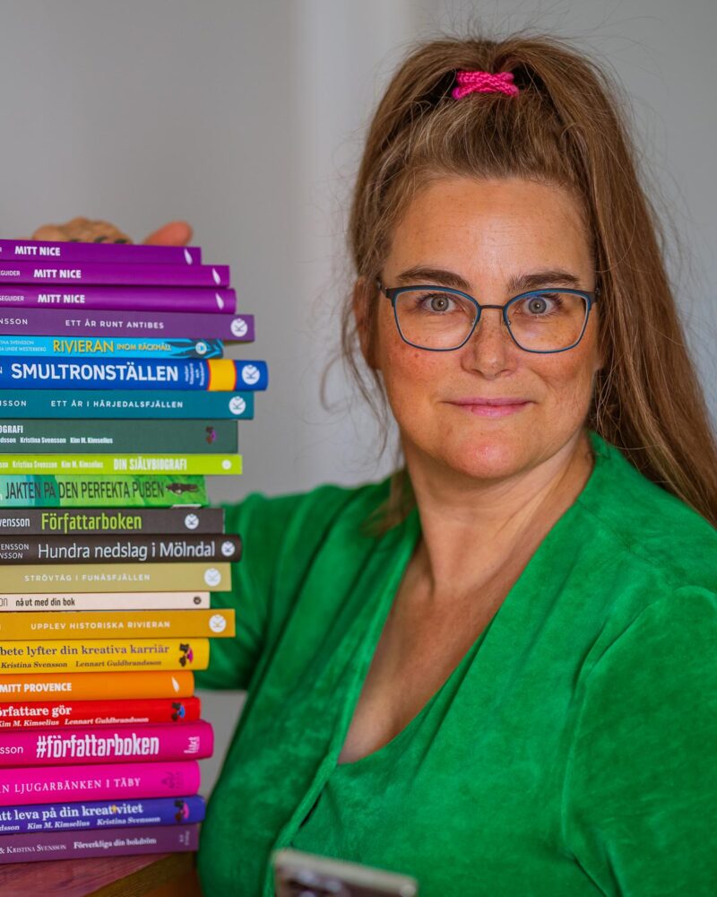 Författaren Kristina Svensson med sina utgivna böcker.
